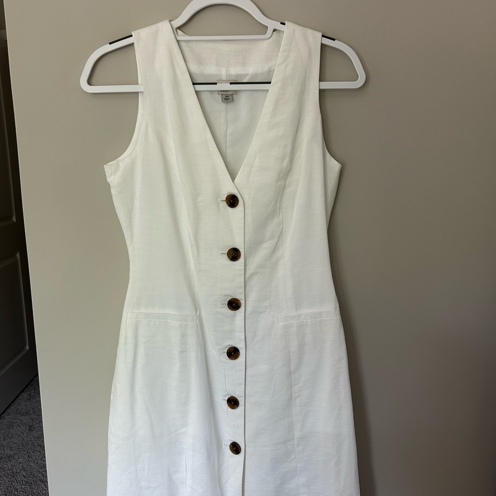 Elegant White Sleeveless Dress